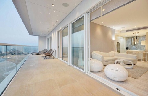 Bocagrande Apartment | Beachfront Elegance in the Most Exclusive Location