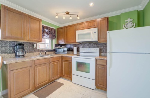 Pompano Beach Apartment | BEACHFRONT COMPLEX STUDIO Sleeps 2 Full Kitchen, Free parking, Heated Pool