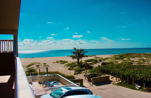 Pompano Beach Apartment | BEACHFRONT COMPLEX STUDIO Sleeps 2 Full Kitchen, Free parking, Heated Pool