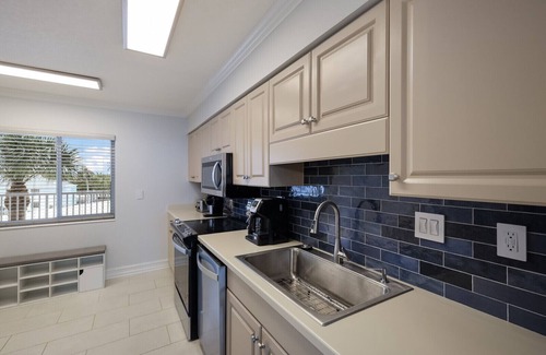 Holmes Beach Condo | Beachfront condo directly on Holmes beach