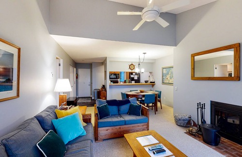 Glen Arbor Condo | Beachfront condo with beach access, fireplace, balcony, washer/dryer & views