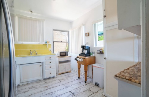 Townsite Cottage | BEACHFRONT COTTAGE ON THE WATER TWO BEDROOM ONE BATH UPPER UNIT