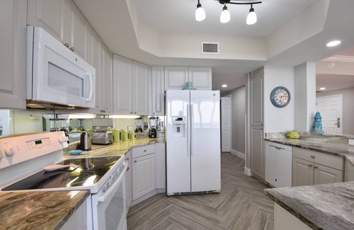 Fort Walton Beach - Destin Condo | Beachfront End Unit Condo. Extra Living Space. Includes Beach Service