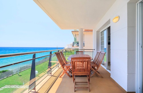 Cap de Salou Apartment | Beachfront family apartment, sleeps 8 - UHC ARINSAL 289