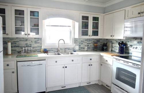Surfside Beach House | Beachfront fun! - Amazing location with beach views, mid week discounts !