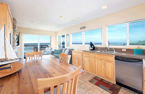 Lincoln City Condo | Beachfront, Hot Tub, BBQ - Oceanside Escape