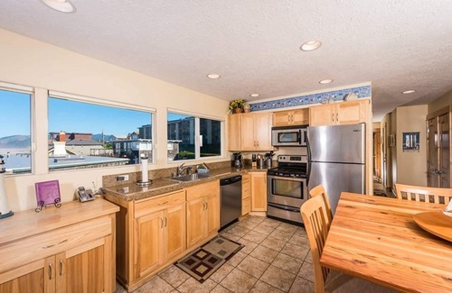 Lincoln City Condo | Beachfront, Hot Tub, BBQ - Oceanside Escape