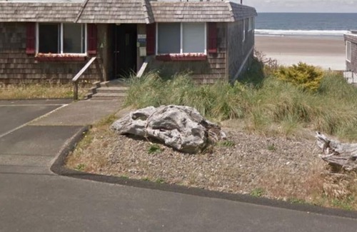 Lincoln City Condo | Beachfront, Hot Tub, BBQ - Oceanside Escape