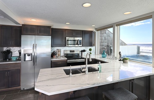 Lincoln City Condo | Beachfront, Hot Tub, BBQ | The Perfect Wave