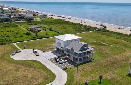 Crystal Beach House | Beachfront in Crystal Beach! Beautiful views! Game room!