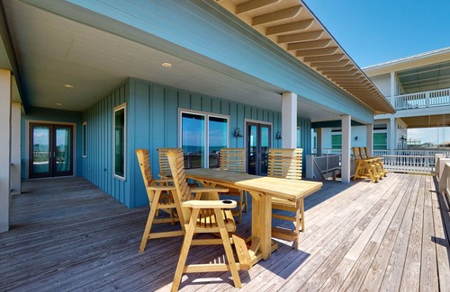 Crystal Beach House | Beachfront in Crystal Beach! Beautiful views! Game room!