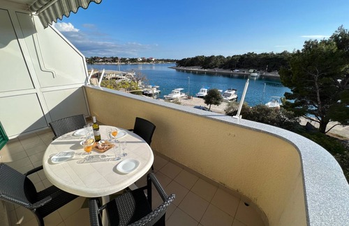 Simuni Apartment | Beachfront Lovro apartment