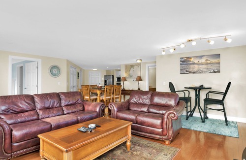 Old Orchard Beach Condo | Beachfront Luxury Grand Victorian Condo (Primetime View directly down the pier)