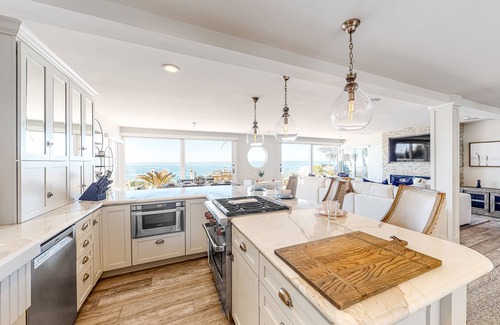 Encinitas House | Beachfront Paradise with an Expansive Deck, Balcony, Amazing Views, & Free WiFi