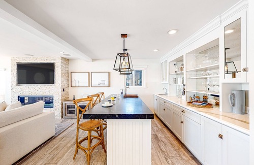 Encinitas House | Beachfront Paradise with an Expansive Deck, Balcony, Amazing Views, & Free WiFi