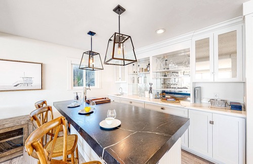 Encinitas House | Beachfront Paradise with an Expansive Deck, Balcony, Amazing Views, & Free WiFi