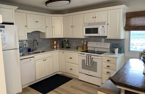 Sunnyside Condo | BEACHFRONT PENTHOUSE CONDO Gorgeous GULF FRONT and lake views! Newly updated!