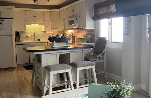 Sunnyside Condo | BEACHFRONT PENTHOUSE CONDO Gorgeous GULF FRONT and lake views! Newly updated!