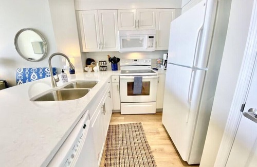 West Panama City Beach Condo | ☀️Beachfront-Pool+Hot Tub-Fab Amenities-Celadon 2005☀️