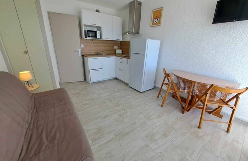 Marseillan Plage Apartment | Beachfront Renovated Apartment with Private Parking and Terrace