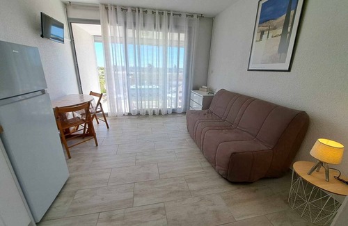 Marseillan Plage Apartment | Beachfront Renovated Apartment with Private Parking and Terrace
