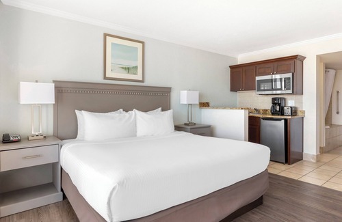 Northeast Virginia Beach Resort | Beachfront Resort with Ocean Views, Rooftop Pool & Private Balconies