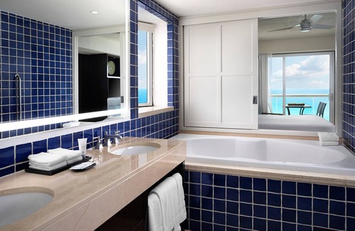 Zona Hotelera Resort | Beachfront resort with water-sports, excursions, & shopping