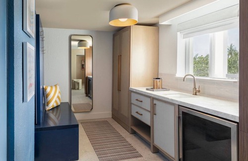 Islamorada Hotel | Beachfront Retreat | Suite w/Balcony, 3 Outdoor Pools & Free Parking