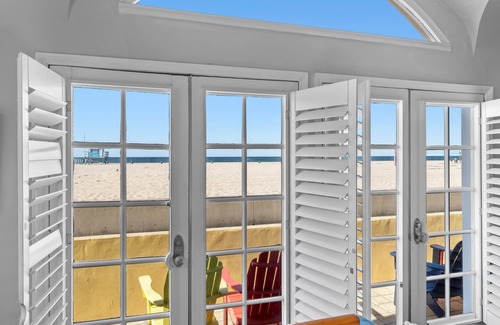 Hermosa Beach House | Beachfront, Roof Deck, Well-Stocked w/Views & Nearby Food, Drinks & Cafes!