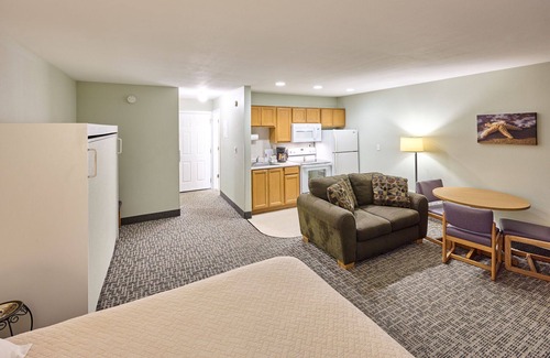 Logsden Condo | Beachfront Studio-Sleeps 4-Patio and Full kitchen!