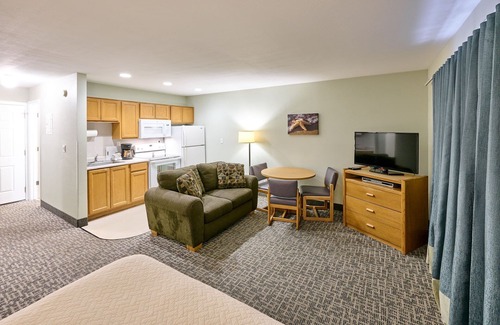 Logsden Condo | Beachfront Studio-Sleeps 4-Patio and Full kitchen!
