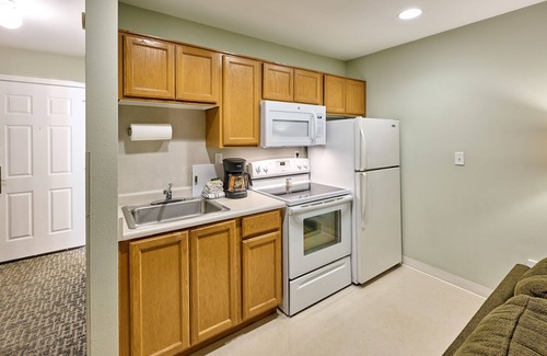 Logsden Condo | Beachfront Studio-Sleeps 4-Patio and Full kitchen!