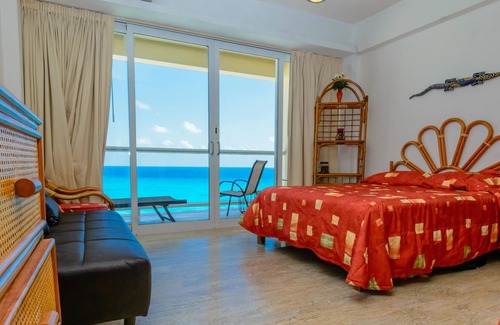 Zona Hotelera Apartment | Beachfront studio with amazing views! Located on the best beach in Cancun!