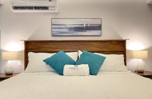Las Glorias House | Beachfront Villa Marina at Harbor 171 - Resort Style Smart Studio