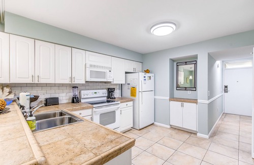 Isle of Palms Villa | Beachfront villa w/access to shared pool, beach, or golf, & w/shared gas grill