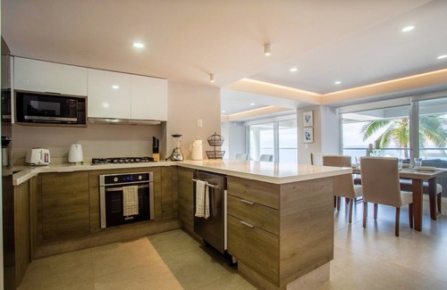 Las Glorias Condo | Beachfront X-Large Corner Unit-2 BDR- Ocean View