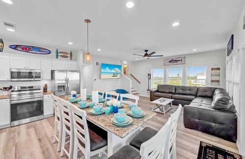 Port Bolivar House | BeachfrontHeatedPool!HotTub!Weddings!EventParking!Sleep24!Pets!Starlink!PuttPutt