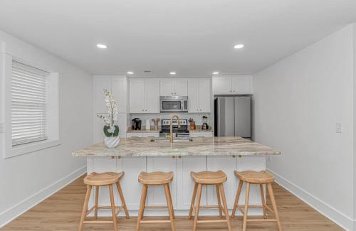 Myrtle Beach House | Beachside 5BR 5BTH Bungalow 1 Block from Ocean