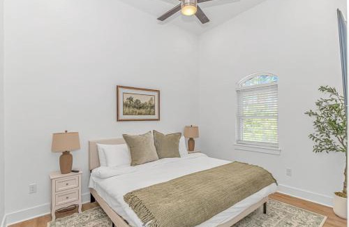 Myrtle Beach House | Beachside 5BR 5BTH Bungalow 1 Block from Ocean