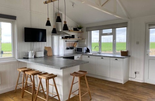 Lydd-on-Sea Ski Chalet | Beachside Bliss Cosy Cottage Jurys Gap
