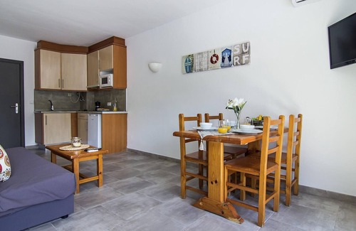 Platja d'Aro Apartment | Beachside Calm Retreat: Renovated, Pool, A/C, Parking, Wi-Fi Included, 150m to Beach