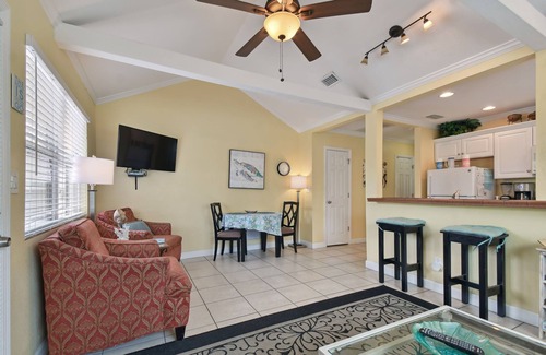 Clearwater Beach House | Beachside Cottage 22/Steps to the beach!