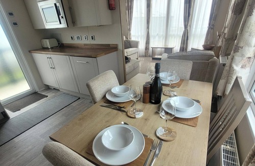 Morecambe Cabin | Beachside Holiday Retreat - Sleeps 6 & Parking