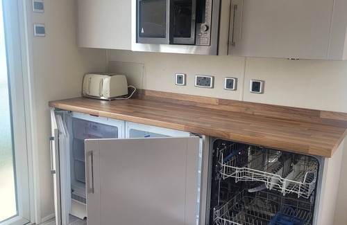 Morecambe Cabin | Beachside Holiday Retreat - Sleeps 6 & Parking