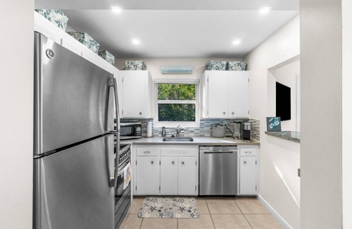 Delray Beach Apartment | Beachside Paradise 2 blocks to BEACH-1 block 2 AVE