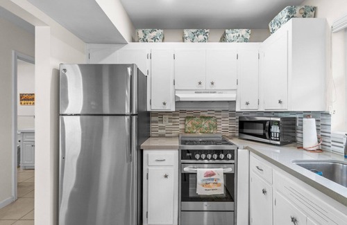 Delray Beach Apartment | Beachside Paradise 2 blocks to BEACH-1 block 2 AVE