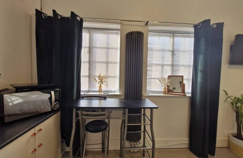 Cleethorpes Apartment | Beachside Retreat - Pets Ok - Free Parking