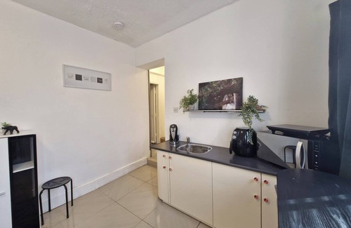 Cleethorpes Apartment | Beachside Retreat - Pets Ok - Free Parking