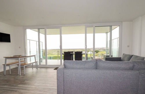 Crantock Apartment | BEACHVIEW APARTMENT 3, pet friendly, with a garden in Crantock