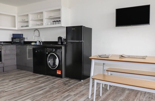 Crantock Apartment | BEACHVIEW APARTMENT 3, pet friendly, with a garden in Crantock
